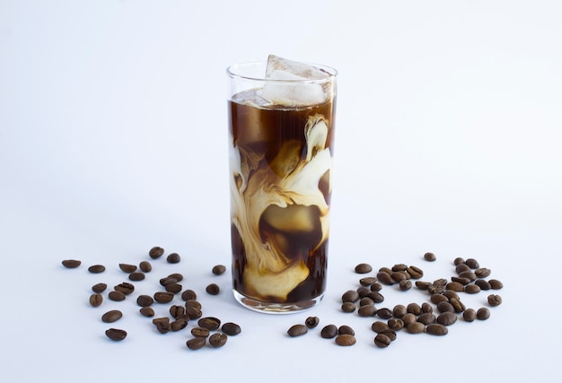 Eiskaffee mit Milch in einem hohen Glas auf dem weißen Hintergrund Closeup