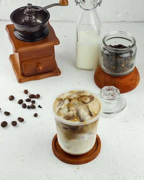 Eiskaffee mit Milch, Schokoladensirup und Eis
