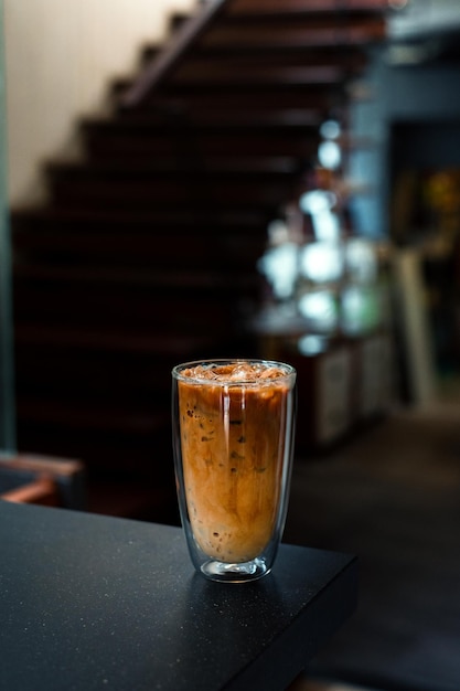 Eiskaffee mit Milch trinkfertig im Café