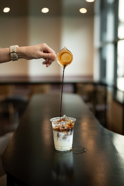 Eiskaffee mit Sirup auf dem Tisch im Café