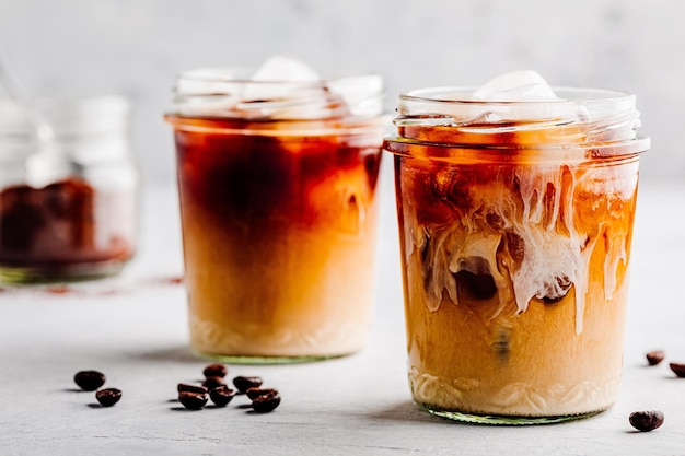 Eiskaffee mit Vanille-Kardamom-Mandelmilch auf grauem Steinhintergrund