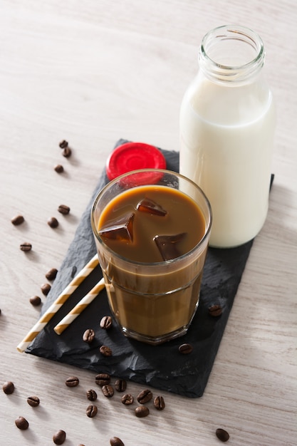 Eiskaffee oder Caffe Latte in einem hohen Glas
