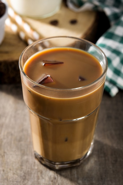 Foto eiskaffee oder caffe latte in hohem glas