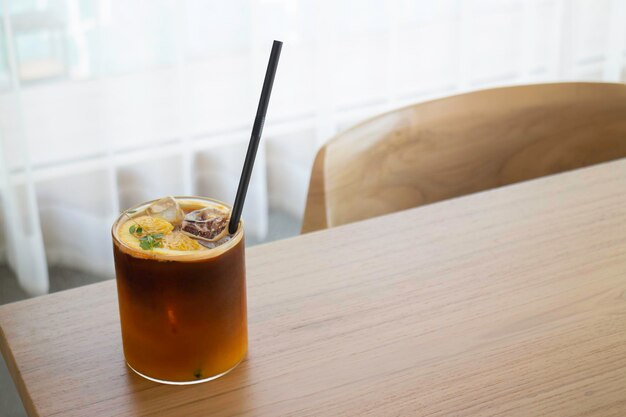 Eiskaffee schwarz orange auf Holztisch