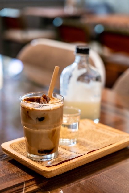 Eiskaffee-Würfel im Glas mit Milch