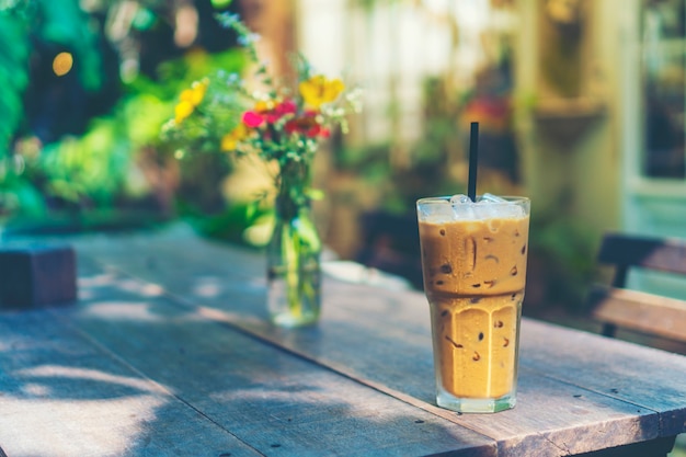 Eiskaffeeglas auf Holztisch im Café