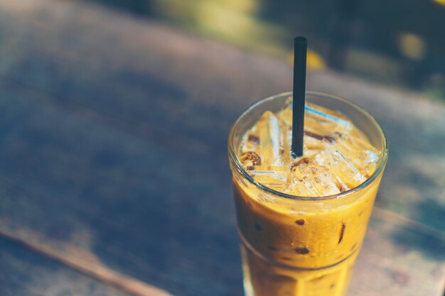 Eiskaffeeglas auf Holztisch im Café