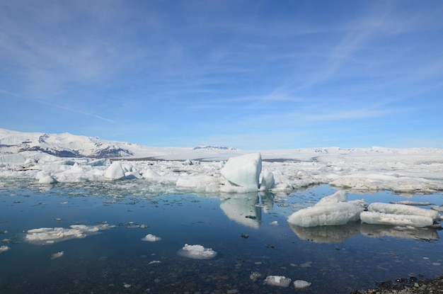 Eiskappenreflexionen auf einem blauen isländischen See