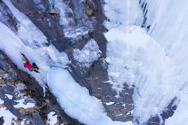 Eisklettern am gefrorenen Wasserfall Luftbild Barskoon Valley Kirgisistan