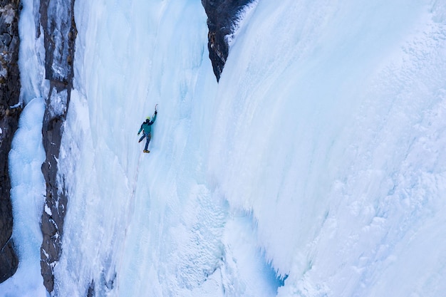 Foto eisklettern am gefrorenen wasserfall luftbild