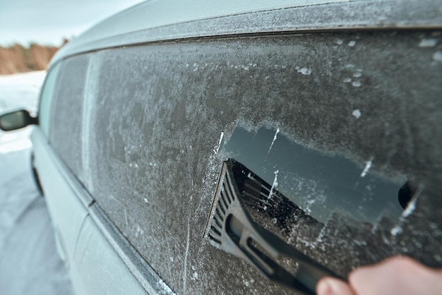 Eiskratzen Wintersaison Fahrzeugglasreinigung Reinigen und Entfernen von Schnee und Eis von Autofenstern