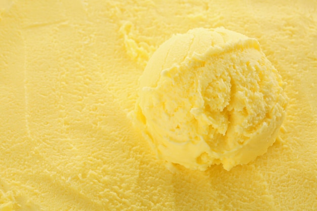 Eiskremkugel auf gelbem Hintergrund