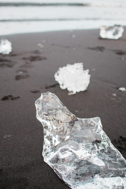 Eiskristalle auf dem schwarzen Sand Islands