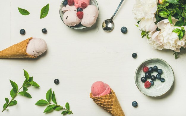 Eiskugeln Pfingstrosen und Beeren auf weißem Hintergrund