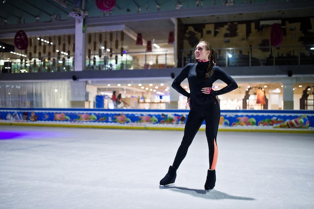 Eiskunstläuferin auf der Eisbahn