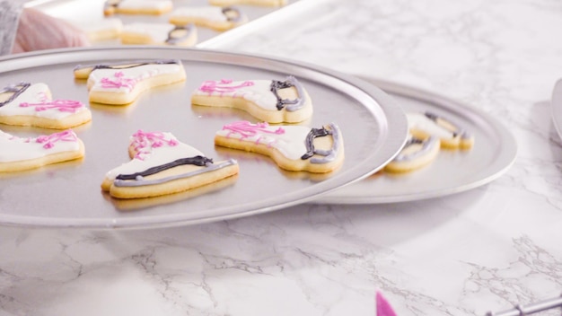 Eiskunstlauf-Zuckerplätzchen mit königlicher Glasur.