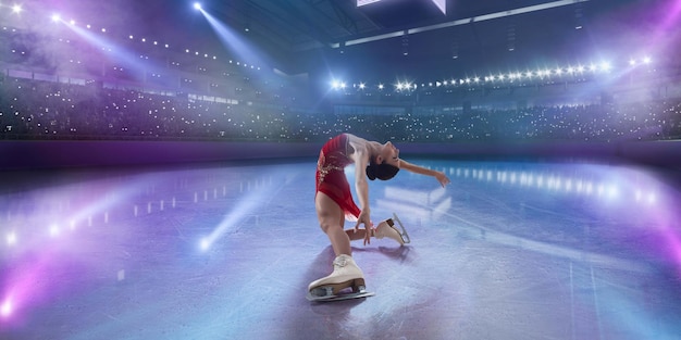 Eiskunstlaufmädchen in der Eisarena