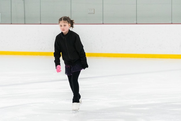 Eiskunstlauftraining in einer Eishalle