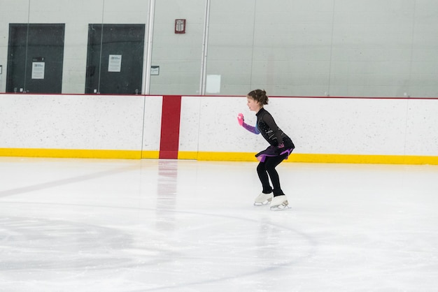 Eiskunstlauftraining in einer Eishalle