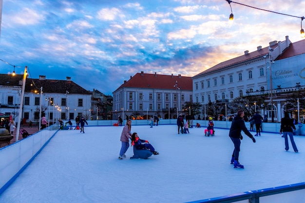 Eislaufen im Parkzentrum der Stadt Libertatii Square