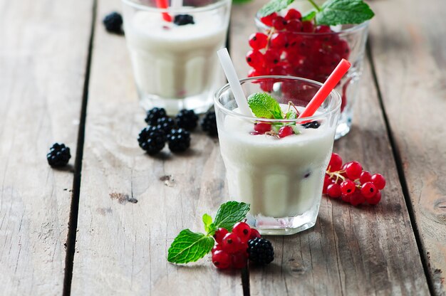 Eismilch Sake mit Beeren und Minze