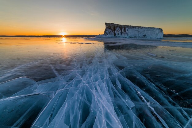 Eismuster auf dem Baikalsee Sibirien Russland