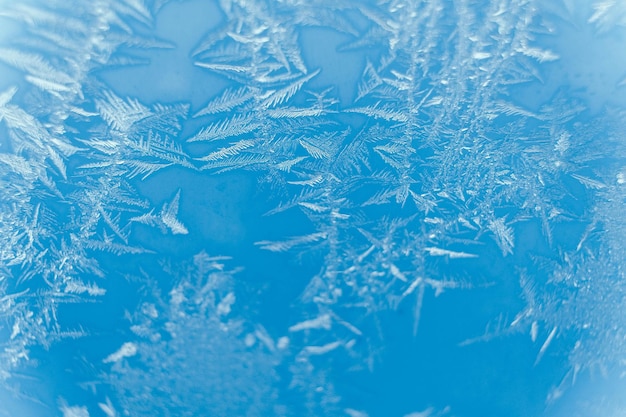 Eismuster auf gefrorenem Glas Abstraktes Eismuster auf Winterglas als Hintergrundbild
