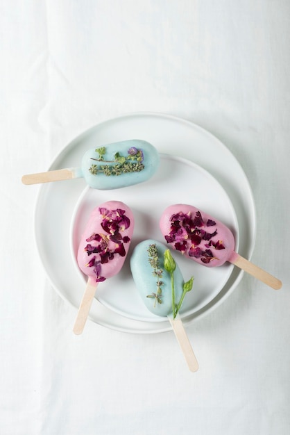 Eisriegel mit rosa und grünem belag