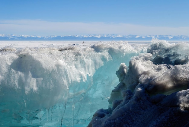 Eisrisse auf dem Baikalsee im Winter