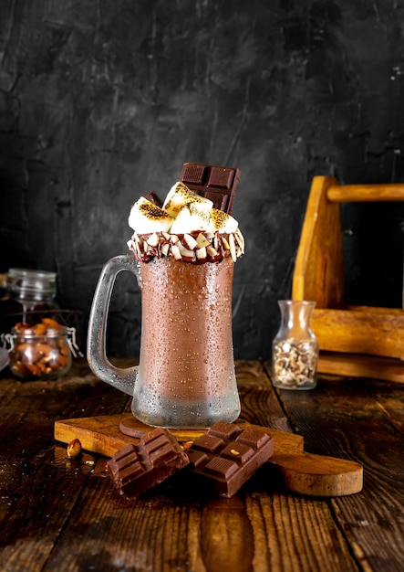 Eisschokolade mit geröstetem Marshmallow-Getränk im dunklen Hintergrund