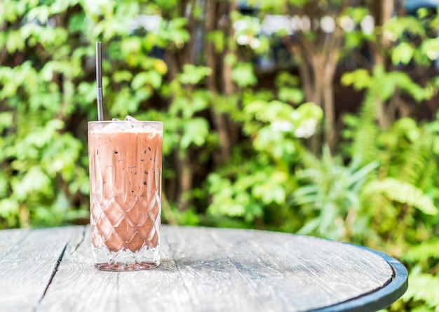 Eisschokoladen-Smoothie-Glas auf dem Tisch