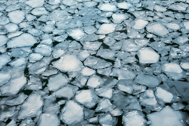 Eisschollenhintergrund des Winterflusses Getöntes Foto