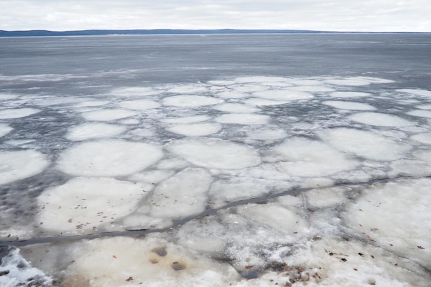 Foto eisschwung im frühling auf dem onega-see in karelien gefährliches dünnes frühlingseis im april aggregate von feinkristallinen körnern öffnung kleiner seen teiche und stauseen zerkleinerte eisschlüsse