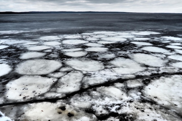 Foto eisschwung im frühling auf dem onega-see in karelien gefährliches dünnes frühlingseis im april aggregate von feinkristallinen körnern öffnung kleiner seen teiche und stauseen zerkleinerte eisschlüsse