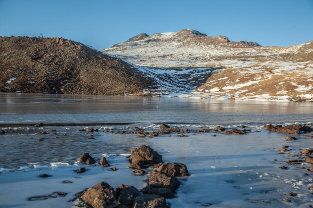 Eissee im Berg unter blauem Himmel