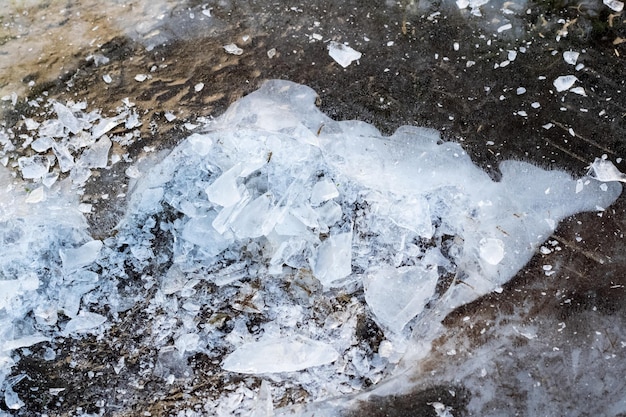 Eissplitter auf gefrorenem Boden