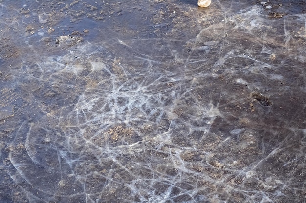 Eissplitter auf gefrorenem Boden