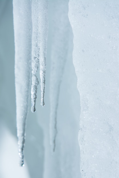 Eisstalaktiten, die tropfen