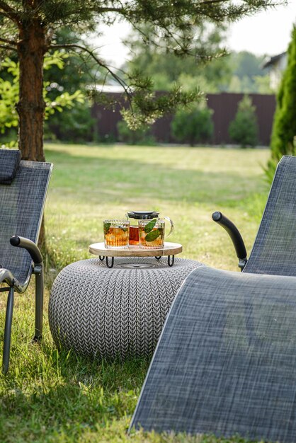 Eistee auf dem Sommertisch im Freien