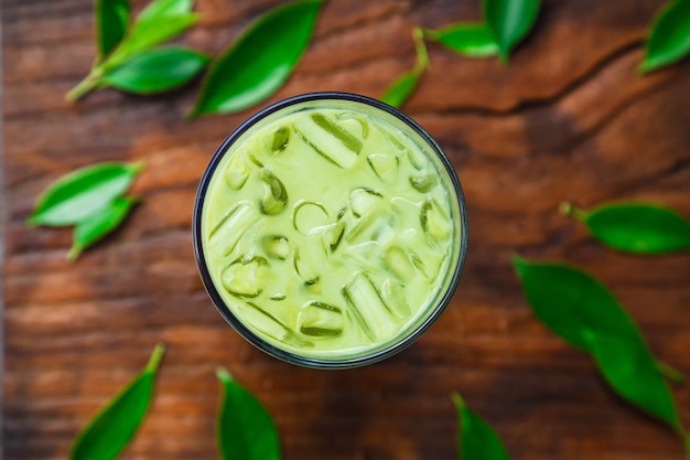 Eistee grüner Tee und frische Teeblätter für die Gesundheit