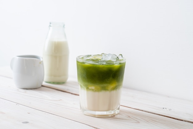 Foto eistee matcha grüner tee latte