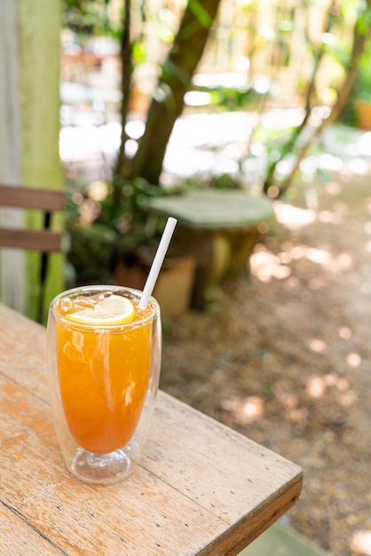 Eistee Zitrone im Glas auf Holztisch mit Kopierraum