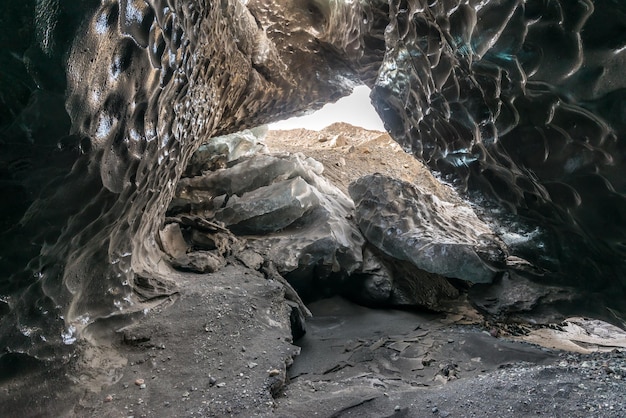 Eistunnel zwischen Tal in der Nähe des Gletschers in Island Wahrzeichen der Reise in der Wintersaison