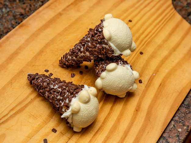 Eiswaffel gefüllt mit Dulce de Leche Schokolade Brigadeiro Kokos