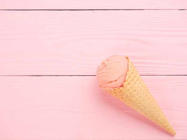 Eiswaffelkegel auf einem rosa Hintergrund Draufsicht Kopienraum Sommerferienkonzept