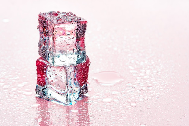 Eiswürfel auf rosa Hintergrund