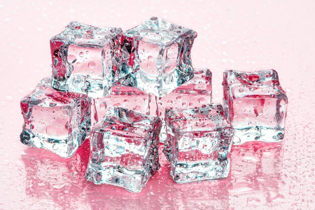 Eiswürfel auf Rosa