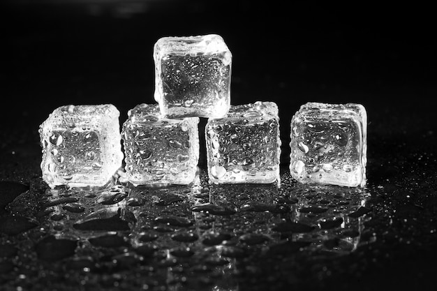 Eiswürfel auf schwarzem Tisch