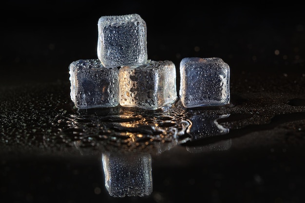 Eiswürfel auf schwarzem Tischhintergrund