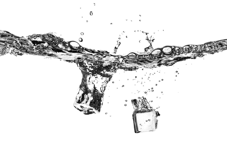 Foto eiswürfel fielen mit spritzer auf weiß ins wasser